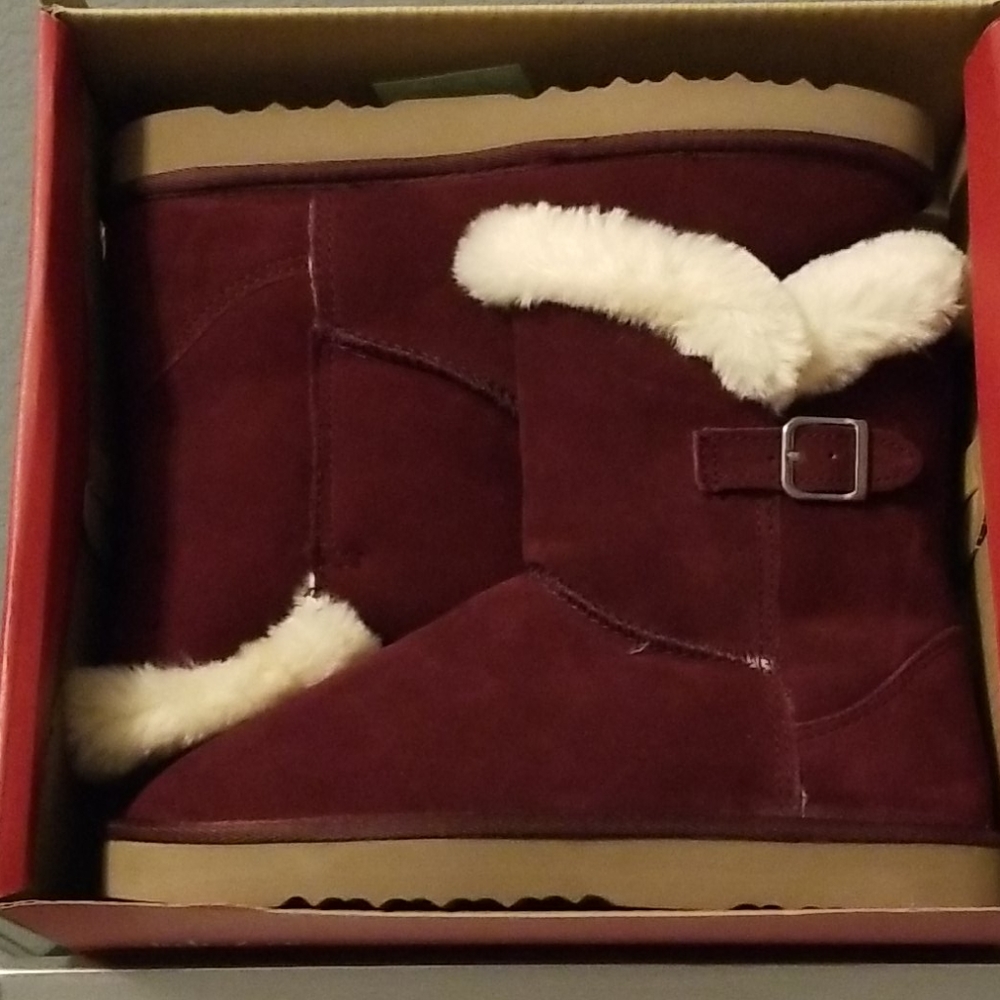 BRAND NEW BOOTS.....NWOT/BURGUNDY COLORED